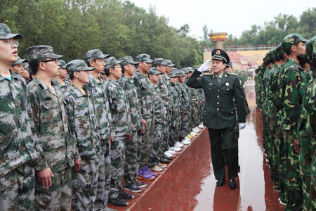 石大6500余名新生冒雨參加軍訓(xùn)匯報表演