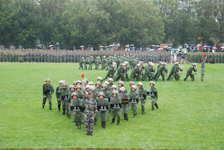 石大6500余名新生冒雨參加軍訓(xùn)匯報表演