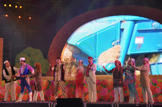 烏魯木齊市米東區(qū)首屆“新疆花兒”藝術(shù)節(jié)開(kāi)幕