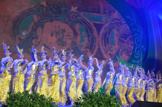 新疆若羌第五屆樓蘭文化旅游節“綻放樓蘭”文藝晚會激情上演