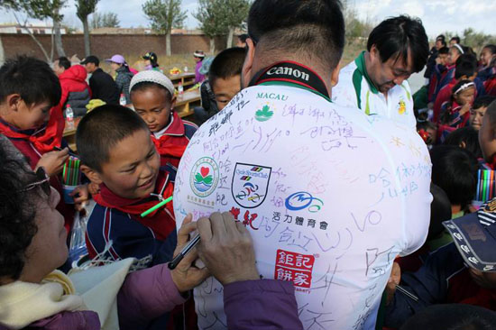 澳門蓮花慈善基金會赴和布克賽爾縣開展捐資助學活動