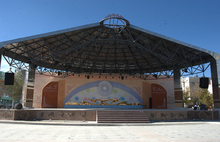 喜迎十八大:青河打造雙重風格縣文化廣場舞臺