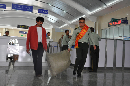 新疆伊爾克什坦邊檢站優(yōu)質(zhì)服務(wù)古爾邦節(jié)前夕回國穆斯林同胞