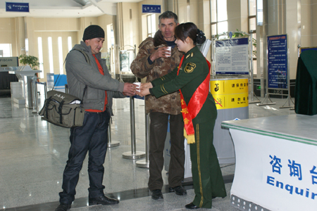 新疆伊爾克什坦邊檢站優(yōu)質(zhì)服務(wù)古爾邦節(jié)前夕回國穆斯林同胞