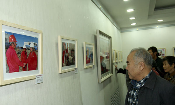 克拉瑪依舉辦《我們的節日》攝影展迎接“十八大”