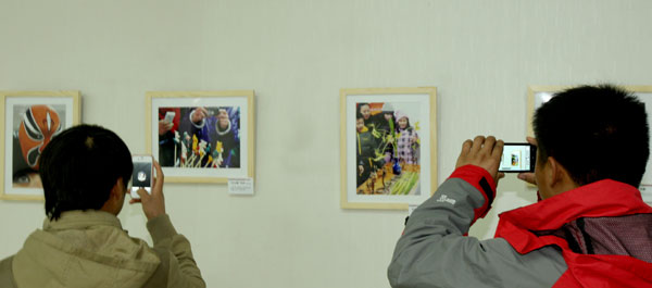 克拉瑪依舉辦《我們的節日》攝影展迎接“十八大”