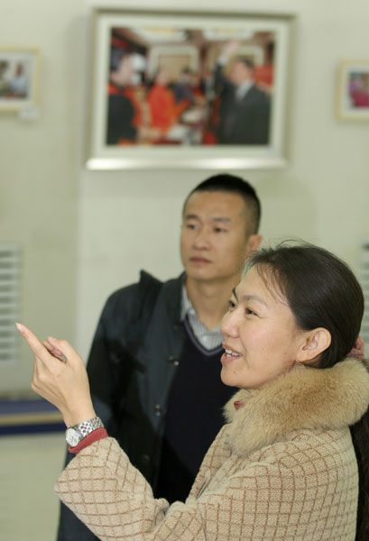 克拉瑪依舉辦《我們的節日》攝影展迎接“十八大”