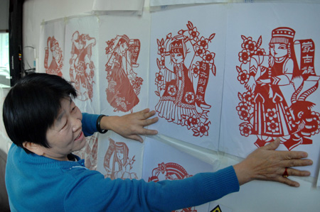56個民族的剪紙貼畫 迎接十八大召開
