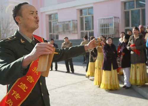 克拉瑪依：宣傳隊社區傳遞黨聲音