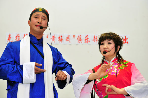 克拉瑪依老義工為油城社區老人送戲