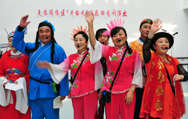 克拉瑪依老義工為油城社區老人送戲