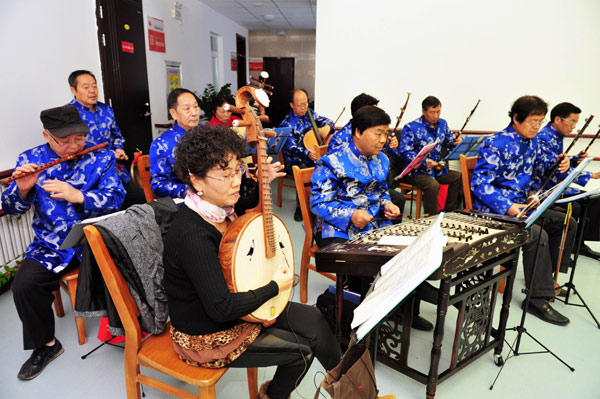 克拉瑪依老義工為油城社區老人送戲