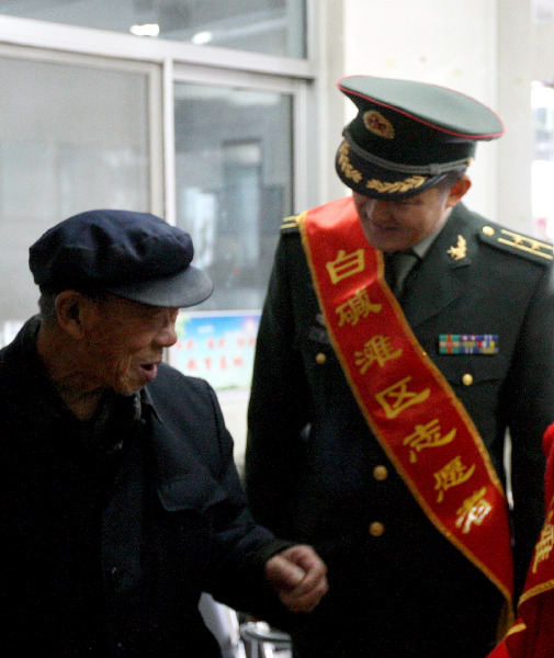 克拉瑪依：志愿者福利院寒冬獻愛心