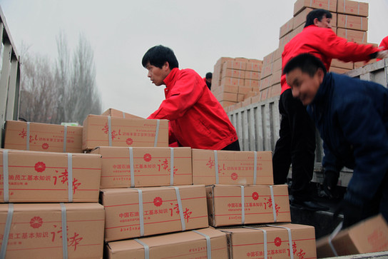 《中國(guó)石油員工基本知識(shí)讀本》叢書(shū)發(fā)到員工手中