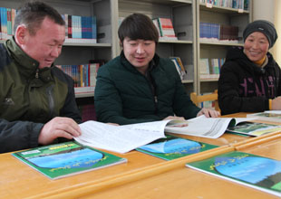 農牧民農家書屋里學習忙