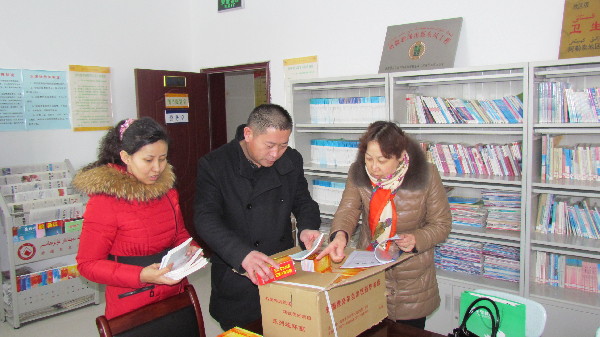 阿爾達(dá)鄉(xiāng)農(nóng)戶足不出戶便可讀系列連環(huán)畫“充電”