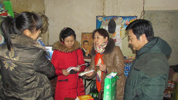 阿爾達(dá)鄉(xiāng)農(nóng)戶足不出戶便可讀系列連環(huán)畫“充電”