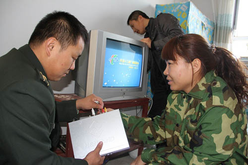 讓留守在邊境一線(xiàn)執(zhí)勤巡邏的大學(xué)生志愿者過(guò)上愉快祥和的春節(jié)