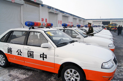 新疆兵團(tuán)六師五家渠市交通局為基層團(tuán)場(chǎng)配發(fā)14輛執(zhí)法車