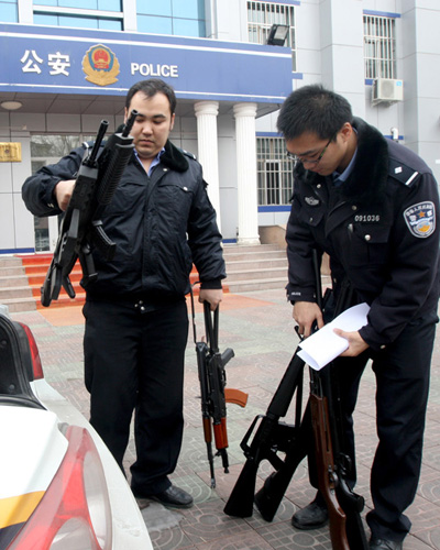 克拉瑪依公安緝槍治爆保平安