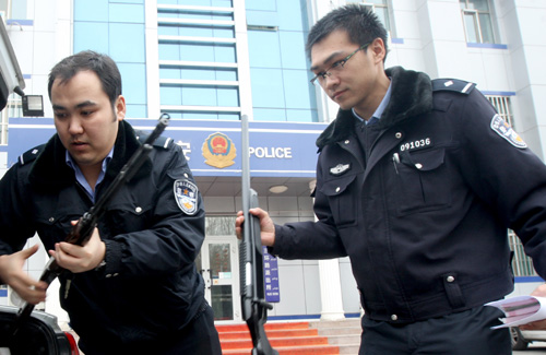 克拉瑪依公安緝槍治爆保平安