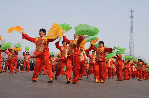 新疆兵團(tuán)六師共青團(tuán)農(nóng)場社火表演喜迎元宵節(jié)