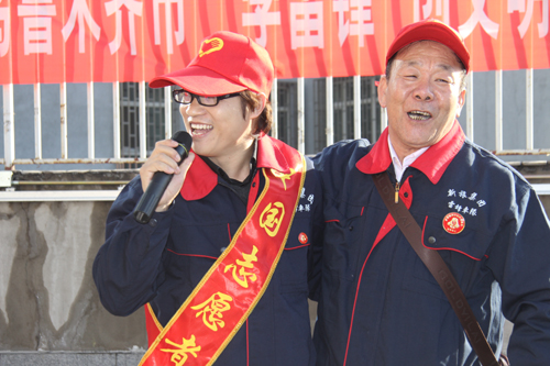 烏魯木齊市志愿者協會組織志愿者街頭送溫暖