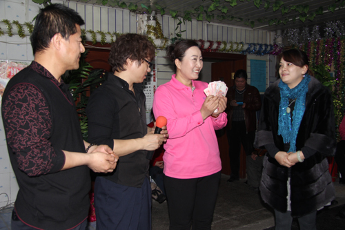 烏魯木齊市志愿者協(xié)會(huì)組織志愿者街頭送溫暖