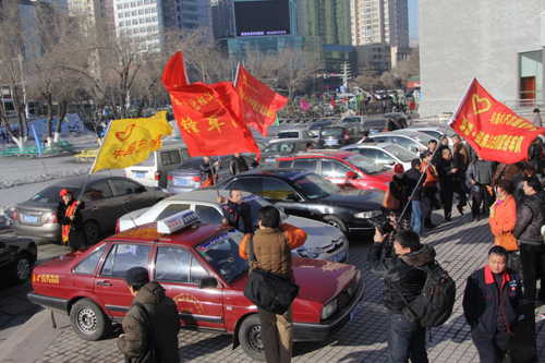 烏魯木齊市志愿者協(xié)會(huì)組織志愿者街頭送溫暖