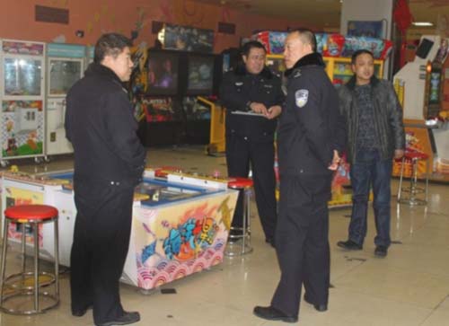 奎屯市公安局夜查游戲動漫城 營造良好社會環境