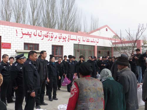 35名警花“三八”婦女節(jié)的特殊慰問(wèn)