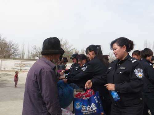 35名警花“三八”婦女節(jié)的特殊慰問(wèn)