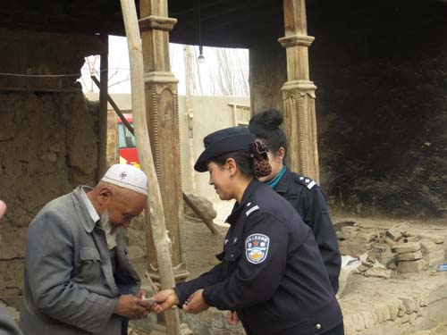 35名警花“三八”婦女節的特殊慰問