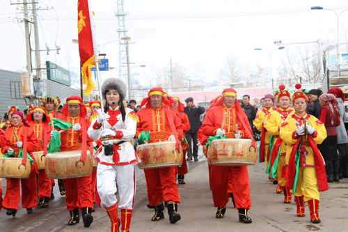 青河縣：各民族文化融合獨特表演形式迎“三·八”
