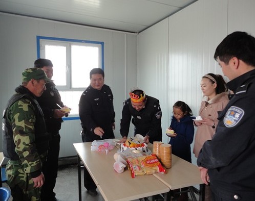 治安卡點上的生日燭光