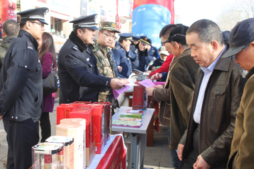 奎屯市公安局會(huì)同工商、質(zhì)檢、農(nóng)資等部門聯(lián)合開(kāi)展“3.15”消費(fèi)日宣傳活動(dòng)