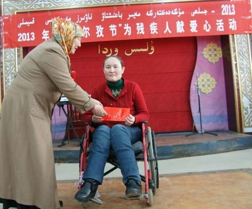 青河縣慈善母親肉孜節(jié)動員社會力量獻(xiàn)愛心