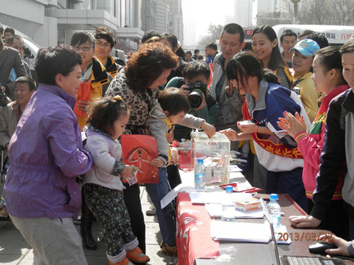 西部愛(ài)心公益社新疆站聯(lián)合愛(ài)心企業(yè)舉辦“感恩有你”主題公益活動(dòng)