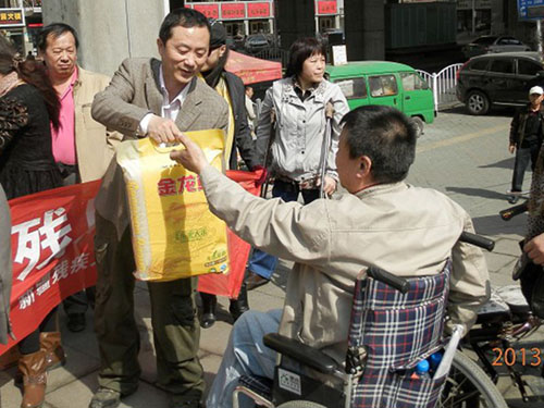 西部愛(ài)心公益社新疆站聯(lián)合愛(ài)心企業(yè)舉辦“感恩有你”主題公益活動(dòng)