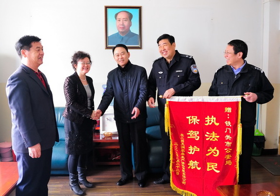 熱心服務企業 錦旗相送表謝意