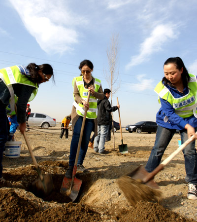 新疆克拉瑪依：清明假期植樹(shù)忙