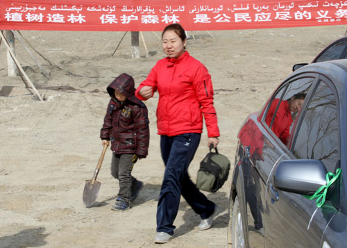 新疆克拉瑪依：清明假期植樹忙