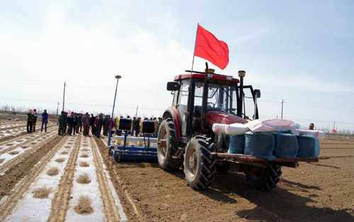 新疆兵團第六師共青團農場引進GPS導航播種技術