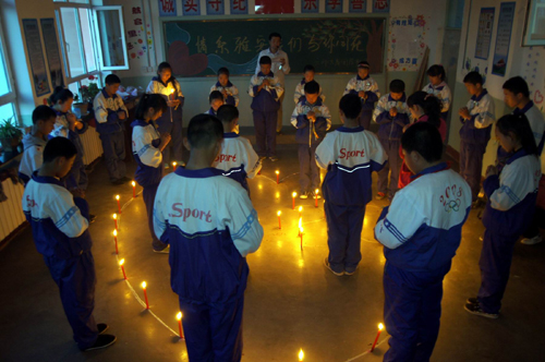 新疆兵團第六師共青團農場學校師生:燭光表哀思溫暖送雅安