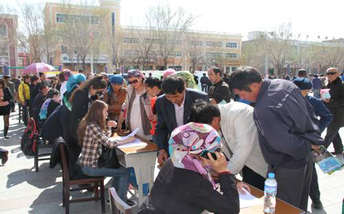 青河縣“就業援助月”招聘會 建立供需“綠色通道”