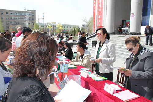 青河縣“就業援助月”招聘會 建立供需“綠色通道”