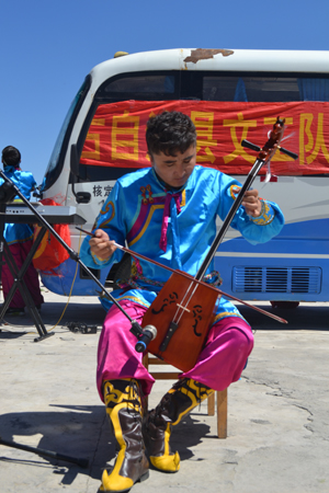 和布克賽爾縣文藝下鄉(xiāng)豐富農(nóng)牧民的精神文化生活