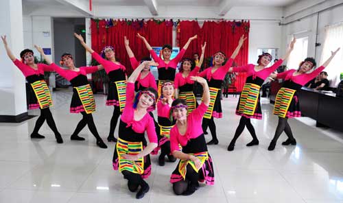 油城社區(qū)老志愿者慰問(wèn)福利院老人