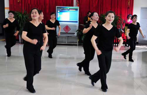 油城社區(qū)老志愿者慰問(wèn)福利院老人