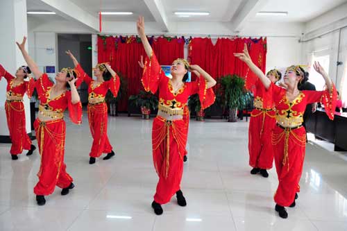 油城社區(qū)老志愿者慰問(wèn)福利院老人